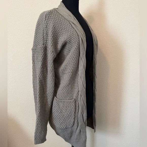 Gray Cable Knit Women's Sweater Medium - Picture 5 of 8